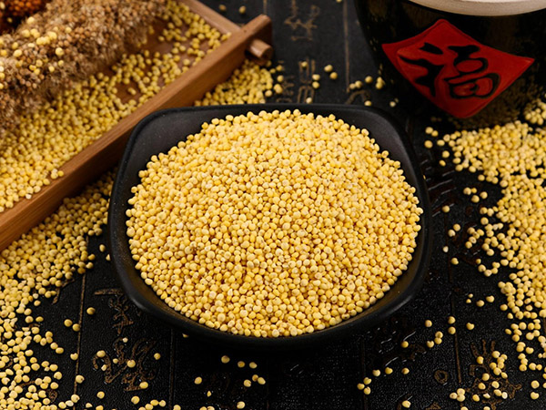 大黃米（又稱“軟黃米”），與“小米”非同一種作物，是由糜子（黍）去皮加